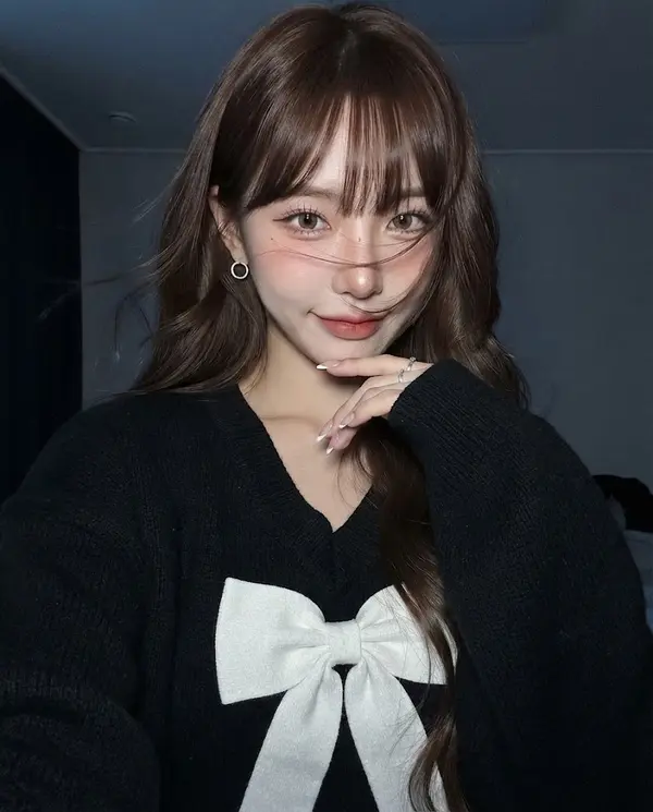 Young woman Korean makeup selfie dimly lit